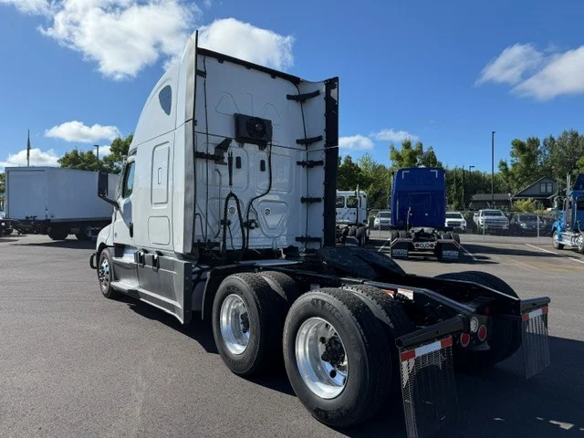 2023 Freightliner Cascadia in Pacific, WA — photo 5
