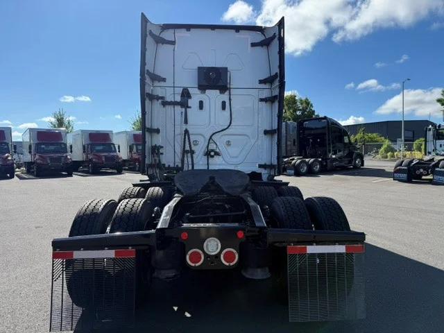 2023 Freightliner Cascadia in Pacific, WA — photo 6