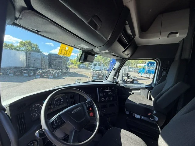 2023 Freightliner Cascadia in Pacific, WA — photo 10