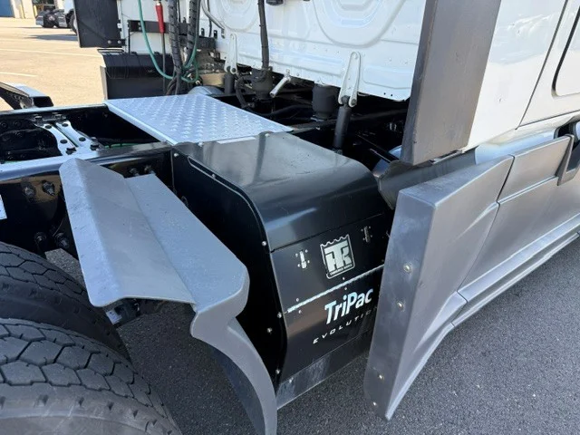 2023 Freightliner Cascadia in Pacific, WA — photo 8