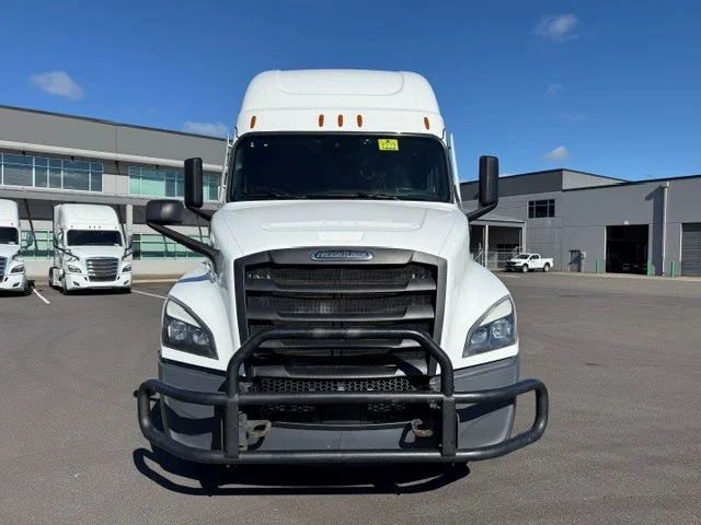 2023 Freightliner Cascadia in Pacific, WA — photo 2