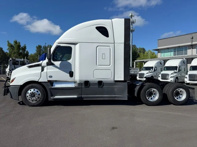 2023 Freightliner Cascadia in Pacific, WA — photo 4