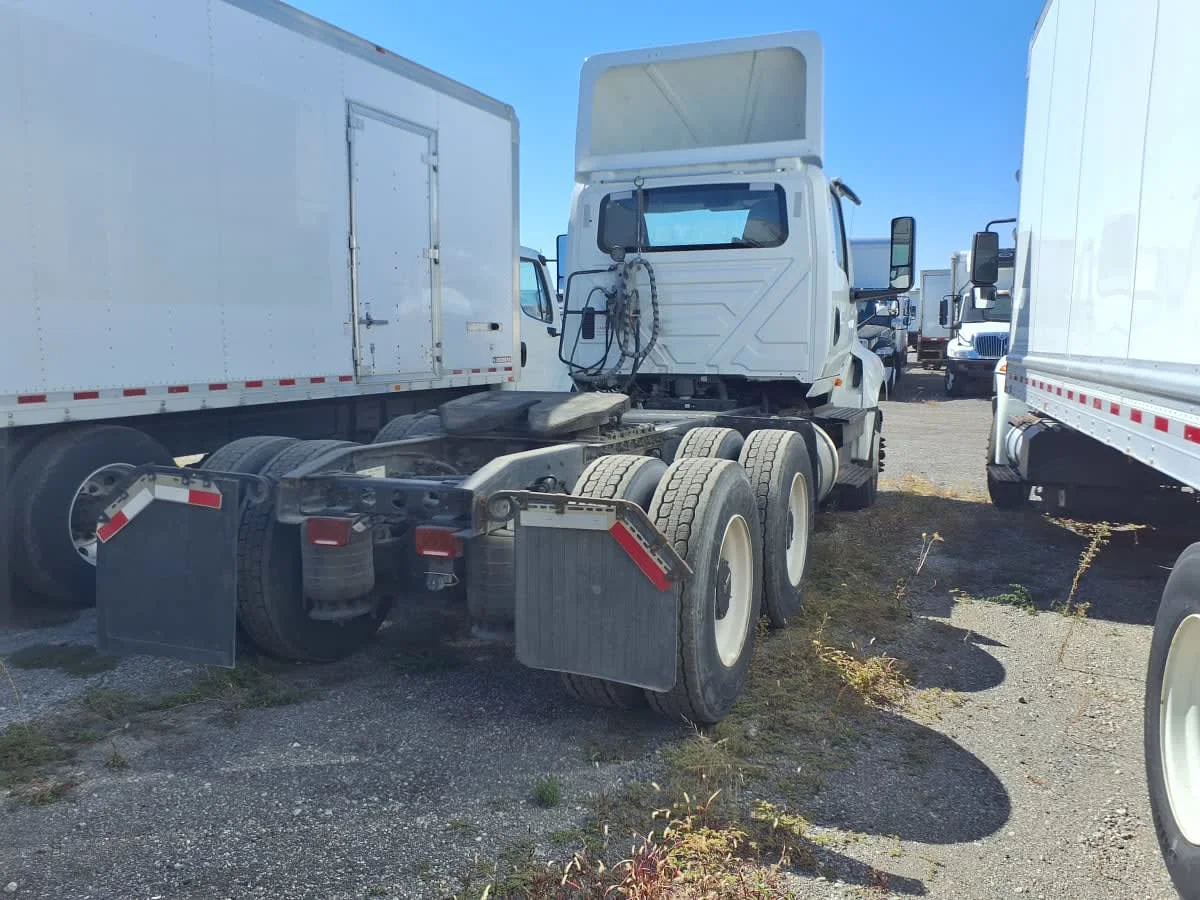 2019 International LT - image 6