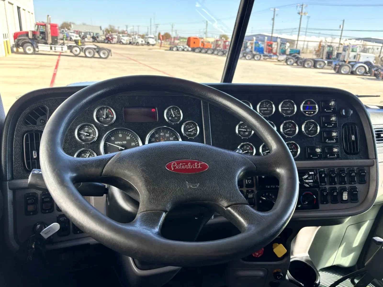 2018 Peterbilt 389 in Hutchins, TX — photo 16