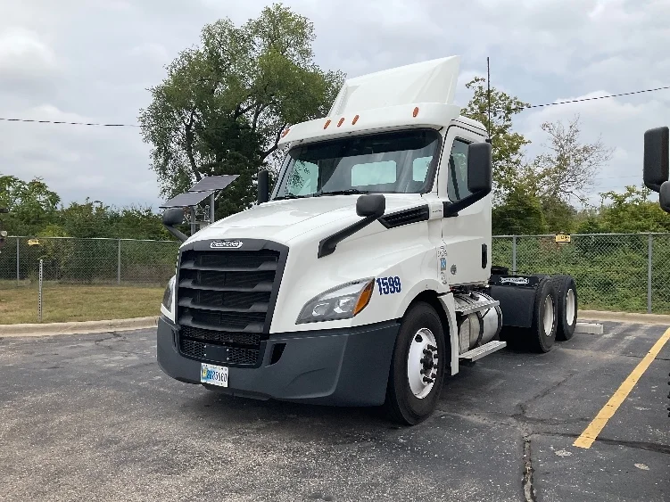 2020 Freightliner Cascadia - image 3