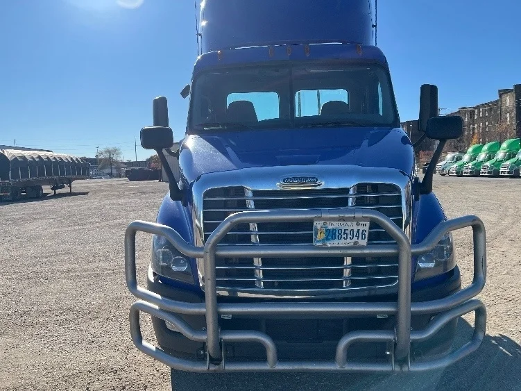 2020 Freightliner Cascadia - image 2