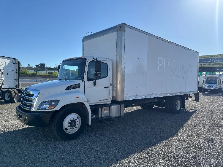 2017 Hino 338 - image 3