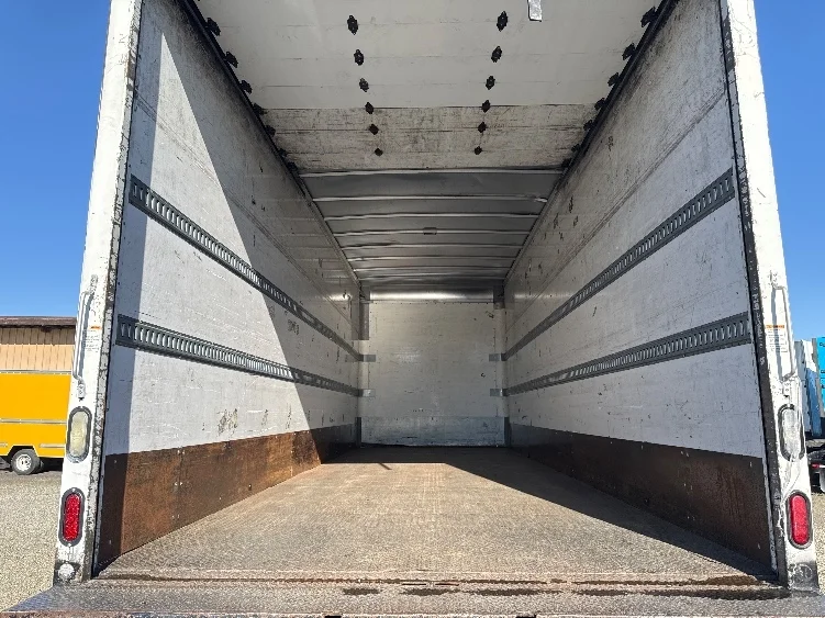 2017 Hino 338 - image 8