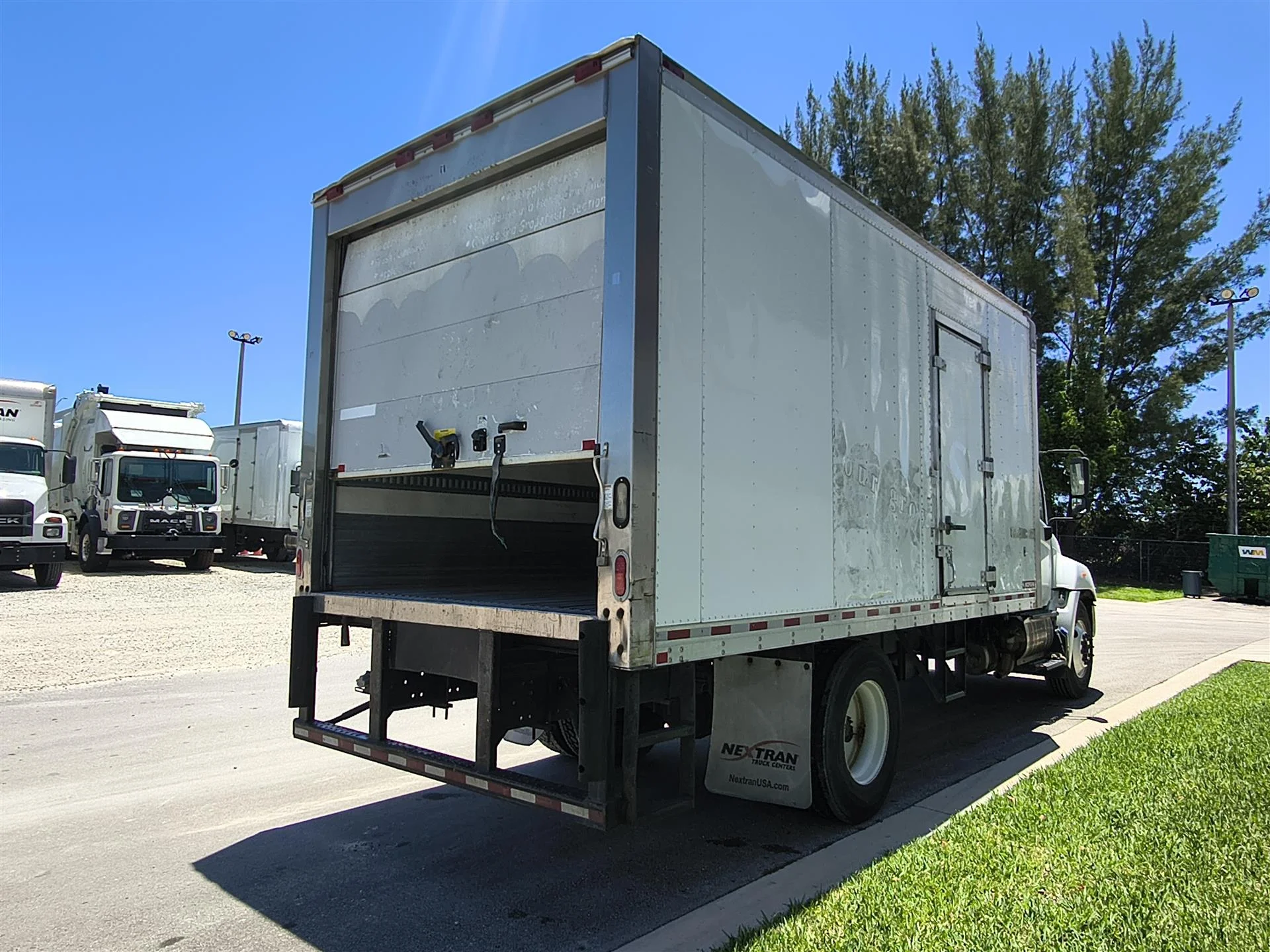2016 Hino 268 in Fort Lauderdale, FL — photo 4