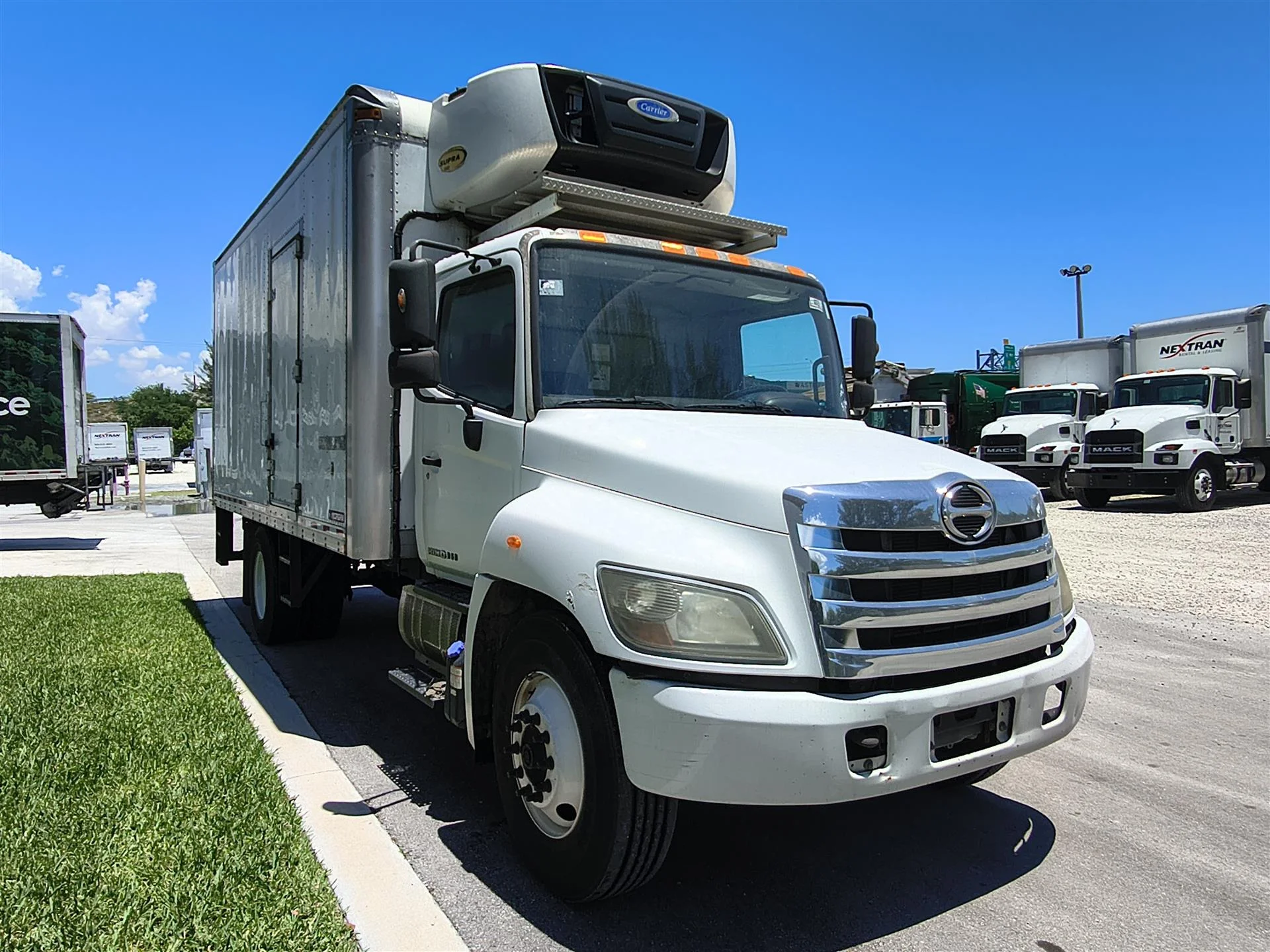 2016 Hino 268 in Fort Lauderdale, FL — photo 3