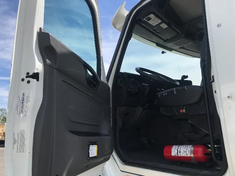 2018 International LT - image 9