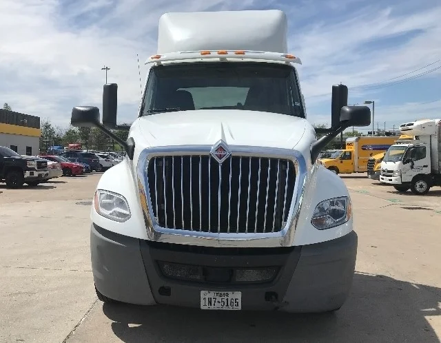 2018 International LT - image 2