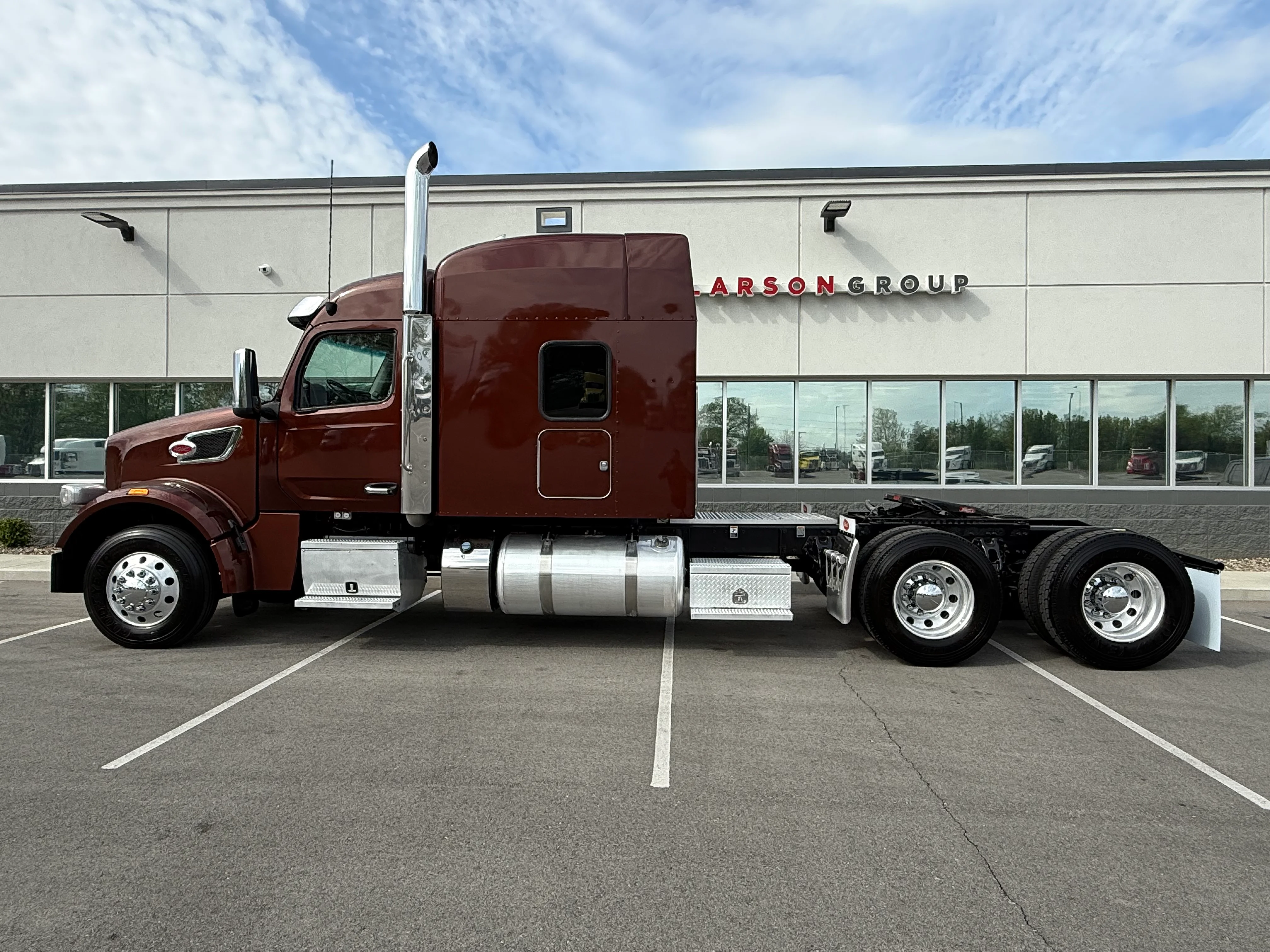 2023 Peterbilt 567 - image 2