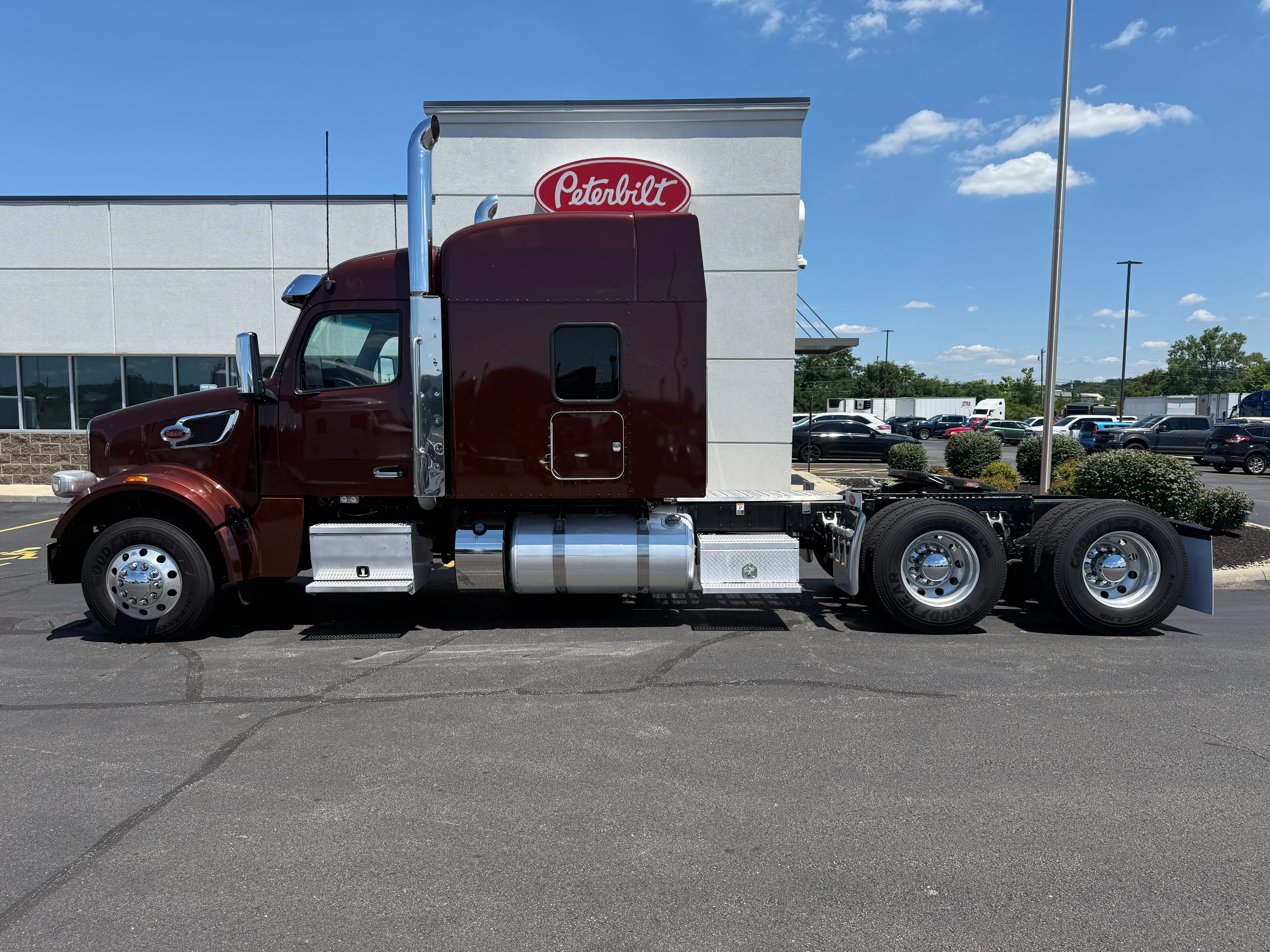 2023 Peterbilt 567 in Louisville, KY — photo 2