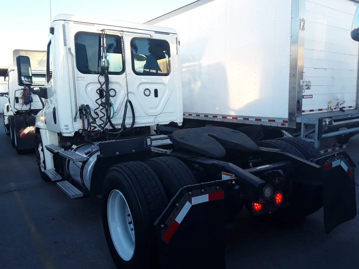 2018 Freightliner Cascadia - image 6