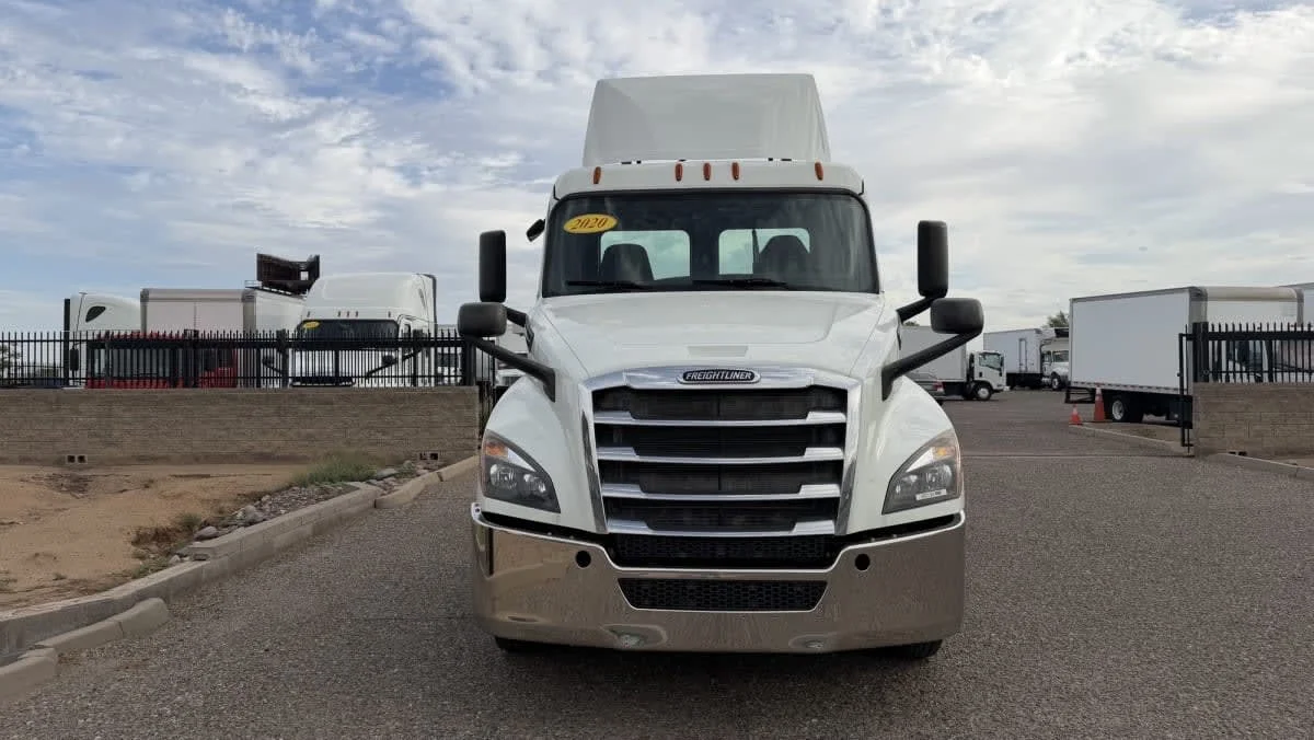 2020 Freightliner Cascadia in Phoenix, AZ — photo 2