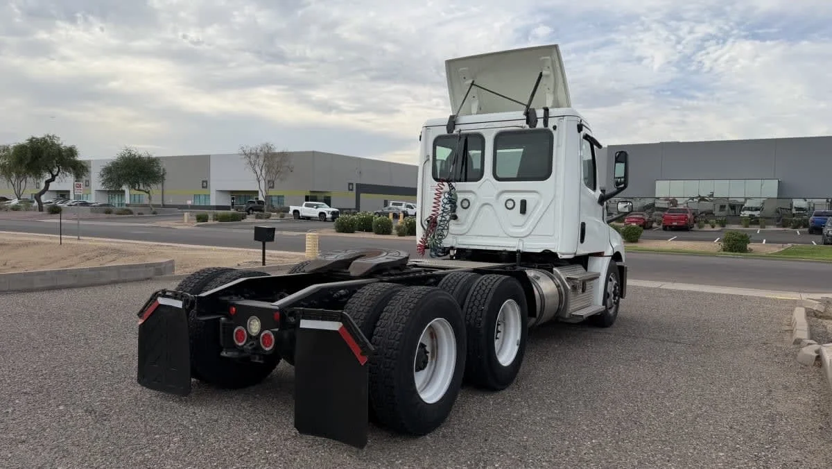 2020 Freightliner Cascadia in Phoenix, AZ — photo 4