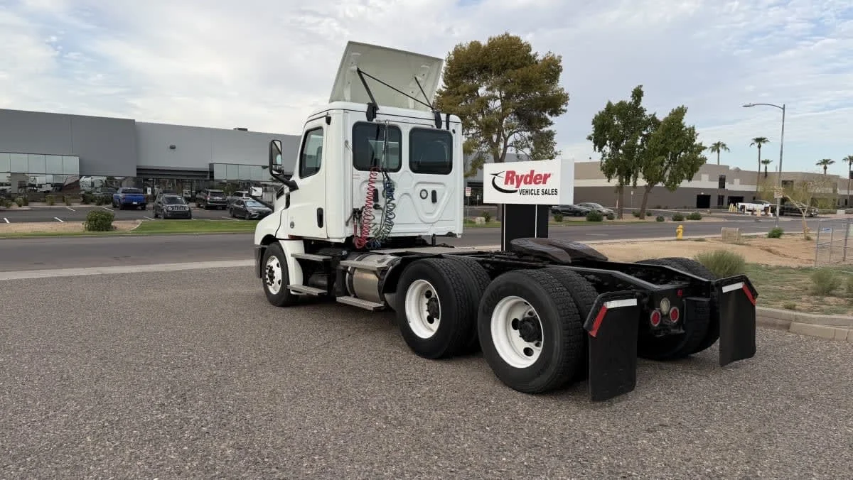 2020 Freightliner Cascadia in Phoenix, AZ — photo 6