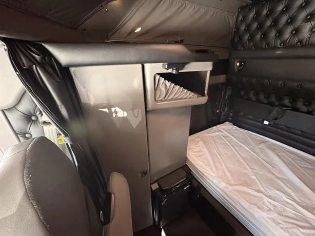 2025 Kenworth W900 - image 17