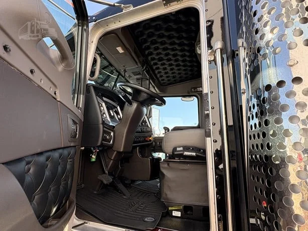 2025 Kenworth W900 - image 7