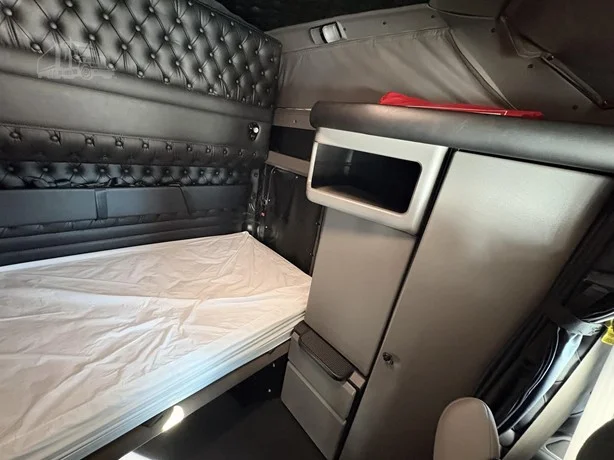 2025 Kenworth W900 - image 18