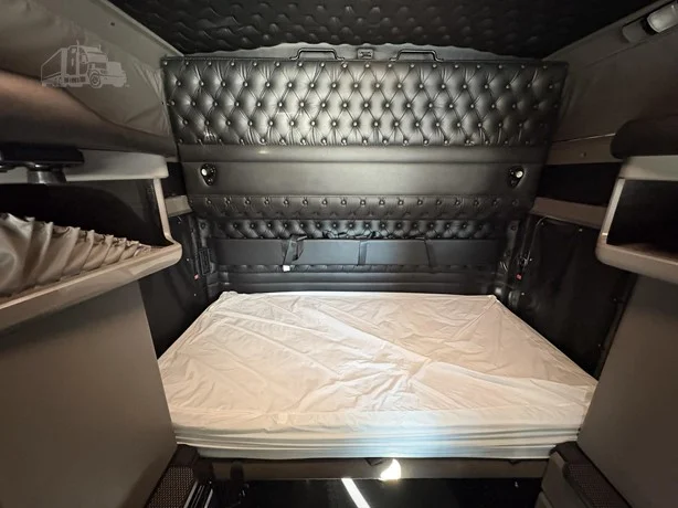 2025 Kenworth W900 - image 19