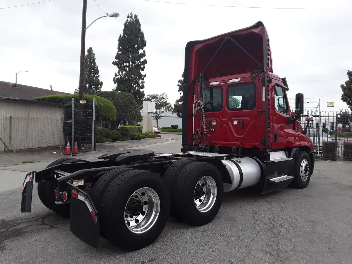 2020 Freightliner Cascadia in Montebello, CA — photo 4