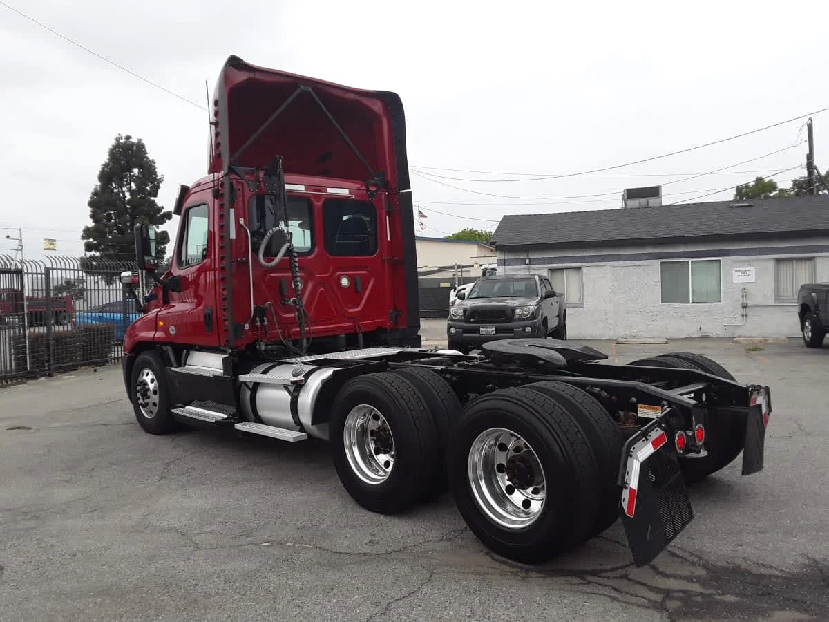 2020 Freightliner Cascadia in Montebello, CA — photo 6