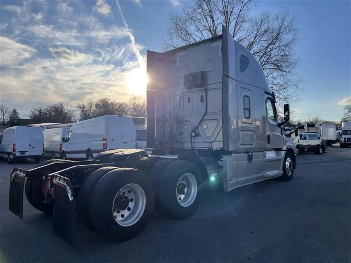 2021 Freightliner Cascadia - image 4
