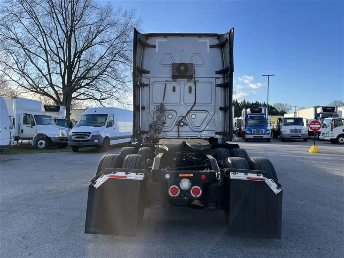 2021 Freightliner Cascadia - image 5
