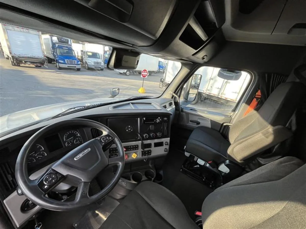 2021 Freightliner Cascadia - image 7
