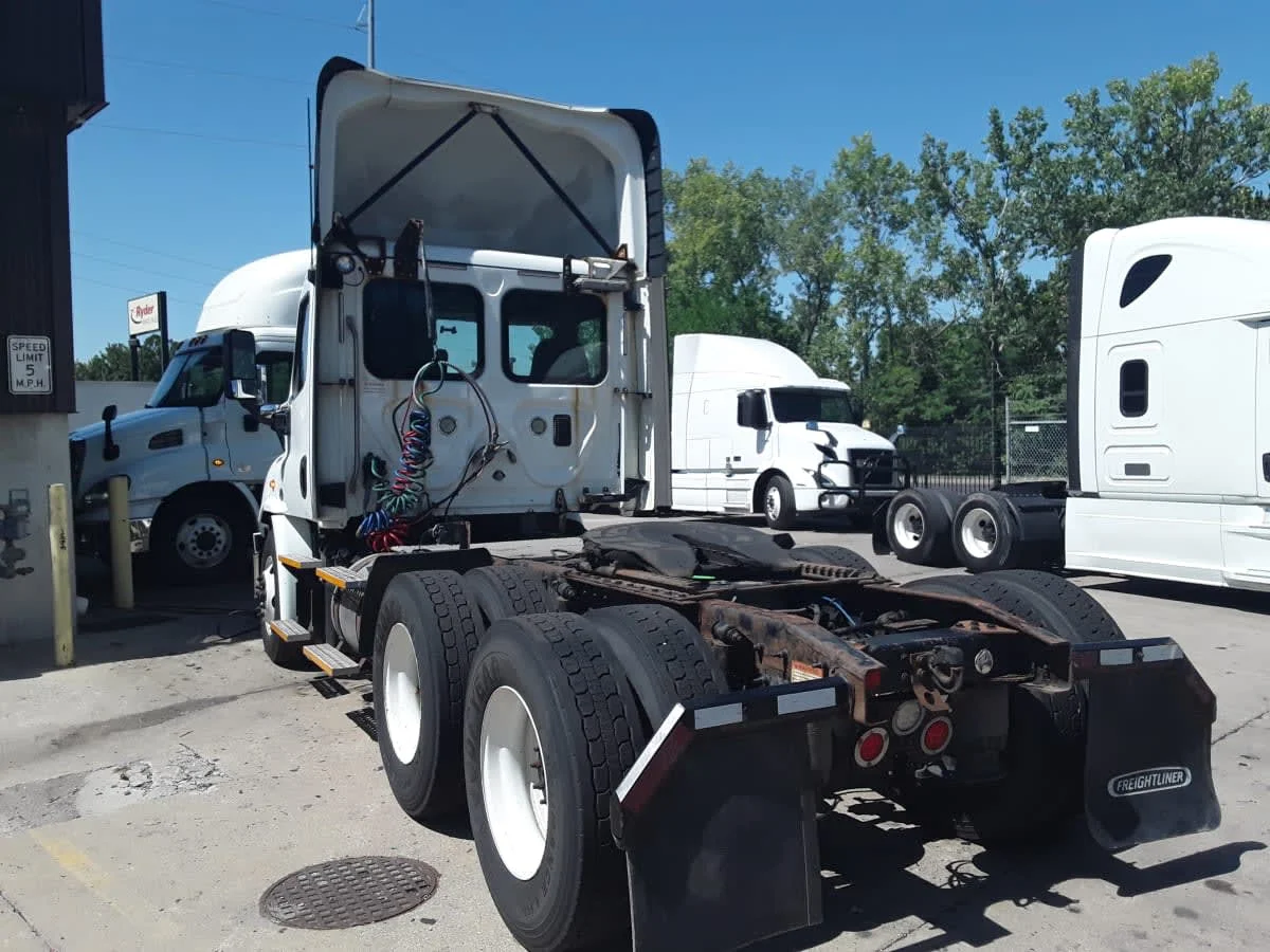 2017 Freightliner Cascadia in Kansas City, MO — photo 6
