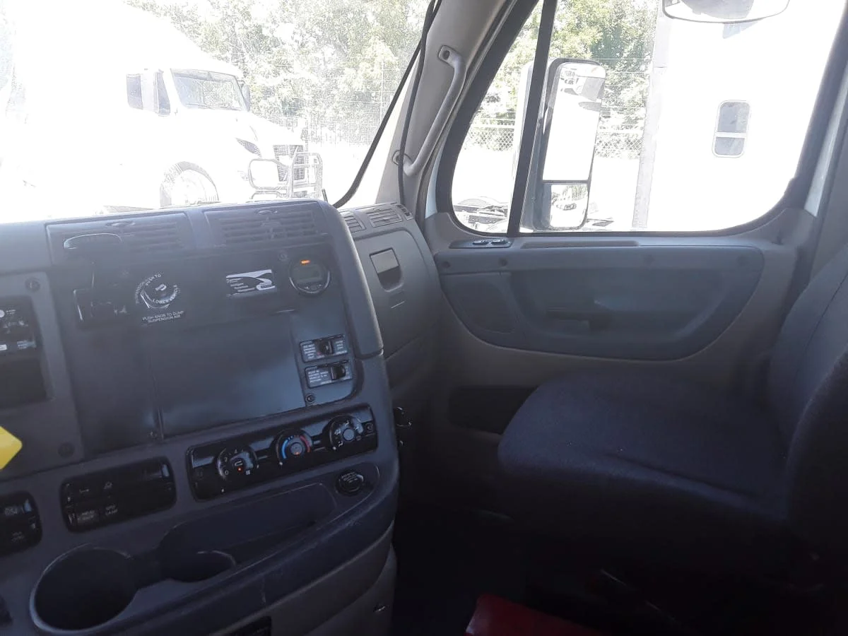 2017 Freightliner Cascadia - image 8