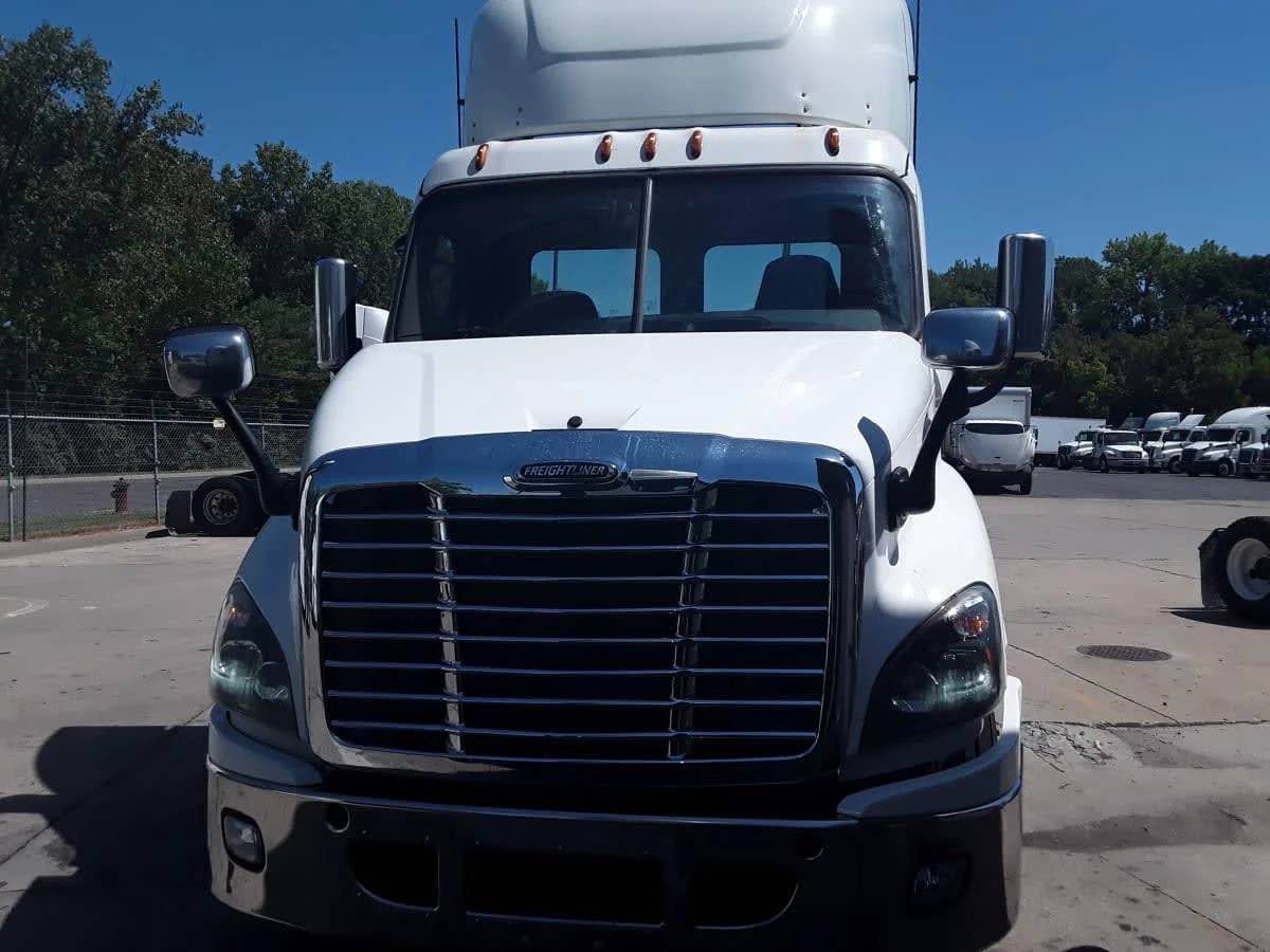 2017 Freightliner Cascadia in Kansas City, MO — photo 2