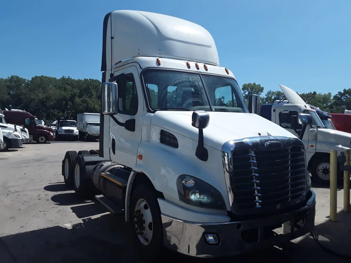2017 Freightliner Cascadia in Kansas City, MO — photo 3