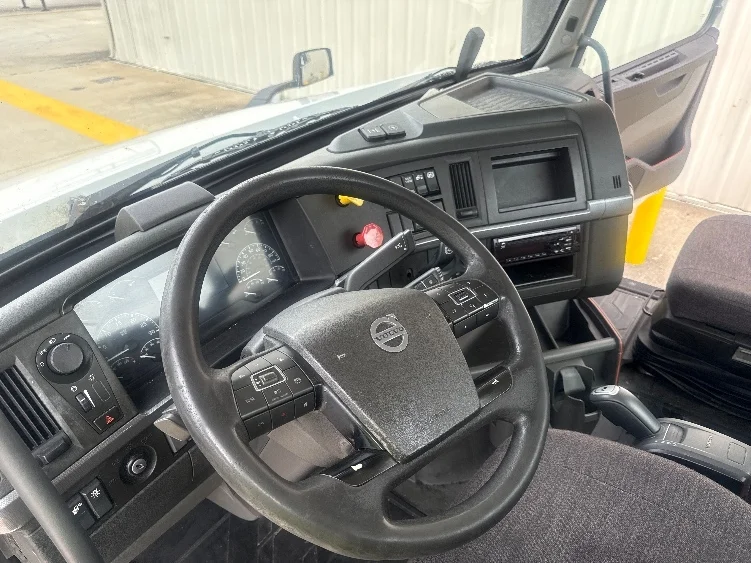 2020 Volvo VNL 300 - image 10