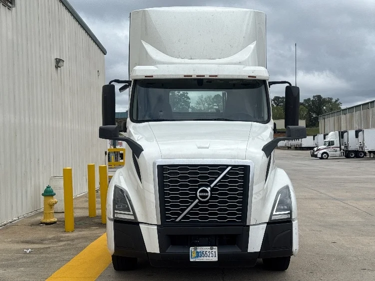 2020 Volvo VNL 300 - image 2