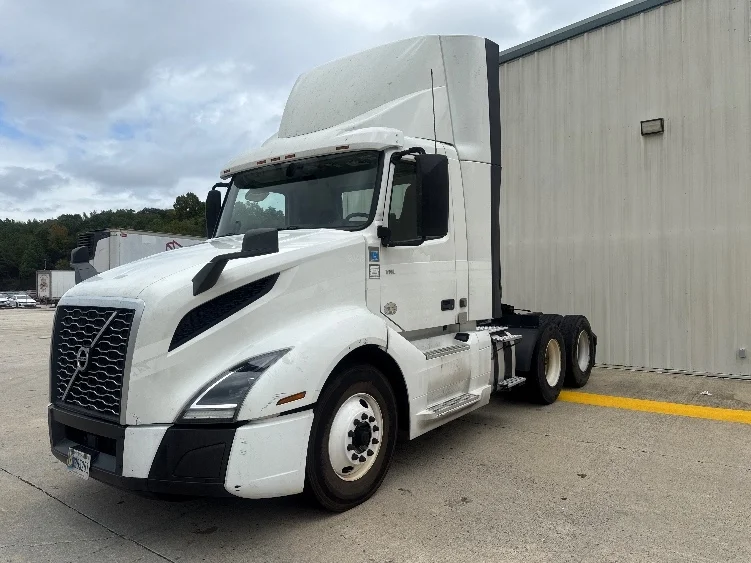 2020 Volvo VNL 300 - image 3