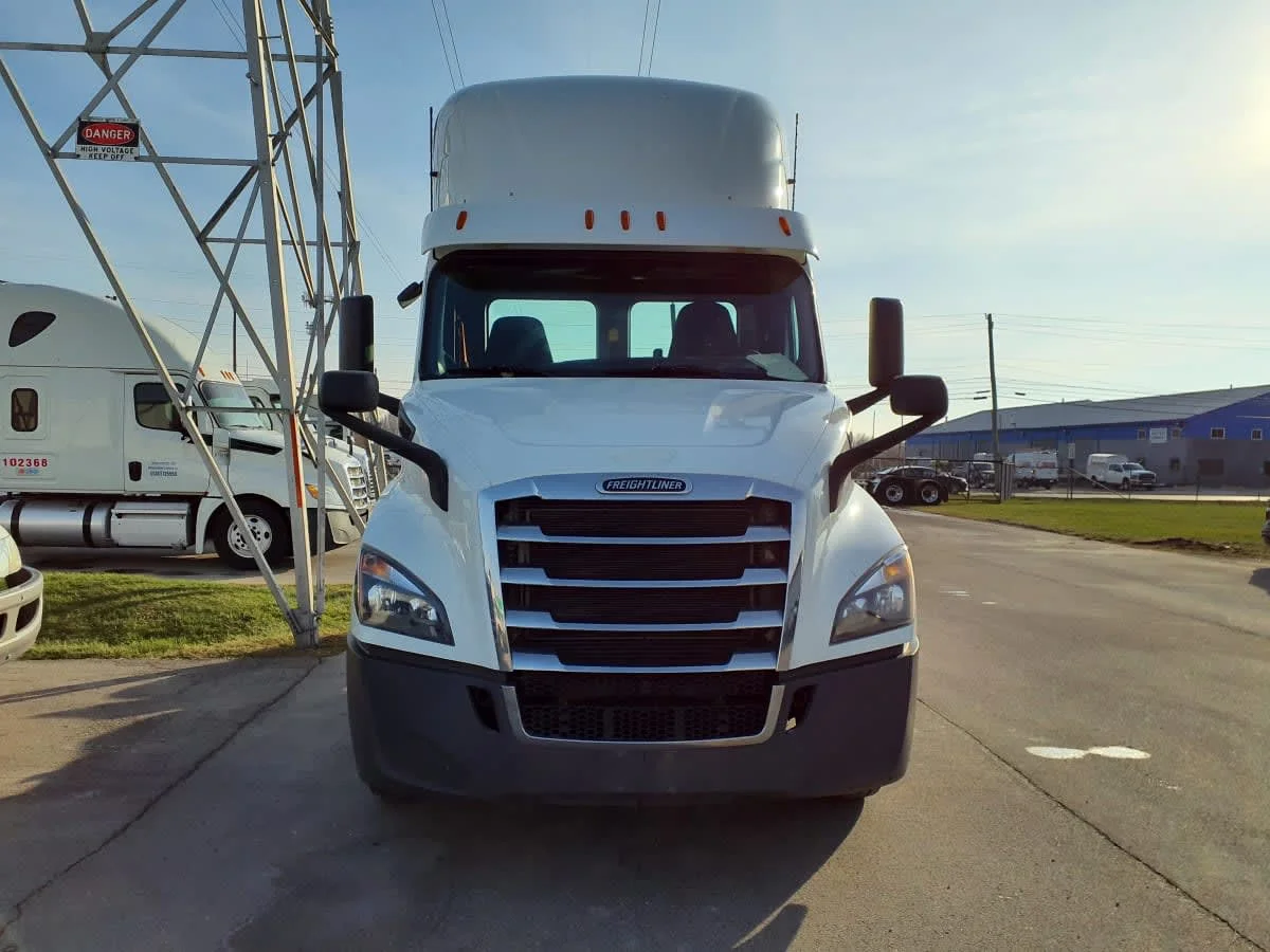 2020 Freightliner Cascadia - image 2