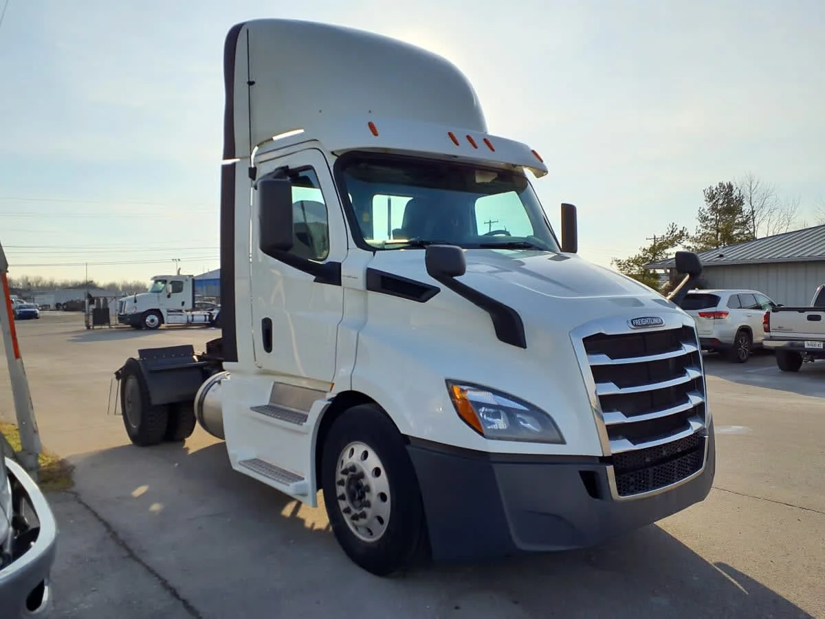 2020 Freightliner Cascadia - image 3