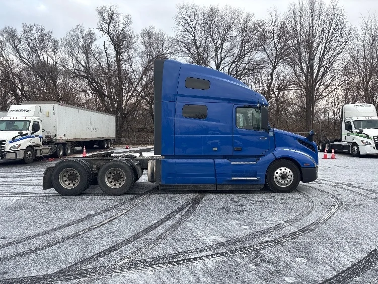 2020 Volvo VNL 760 - image 8