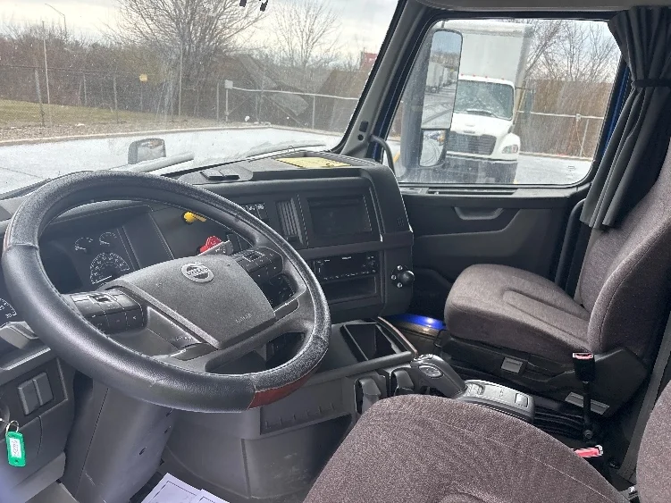2020 Volvo VNL 760 - image 10