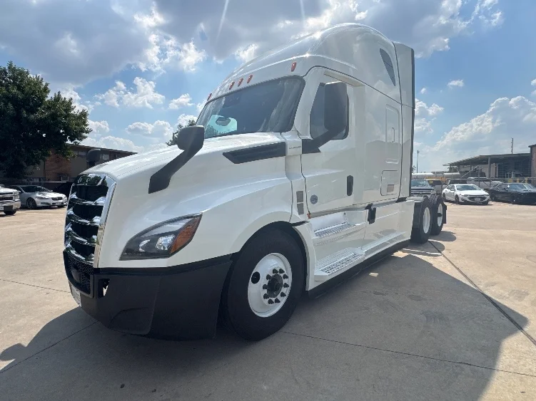 2022 Freightliner Cascadia - image 3