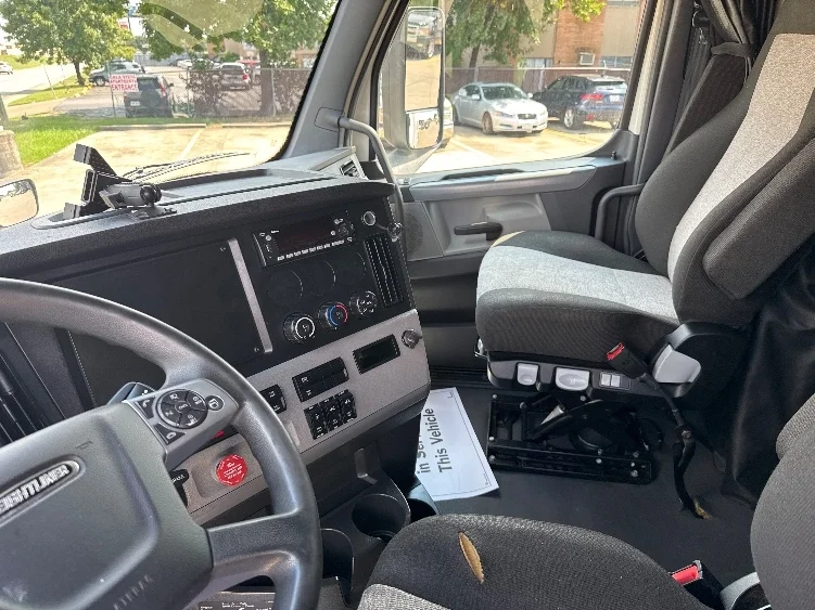 2022 Freightliner Cascadia - image 10