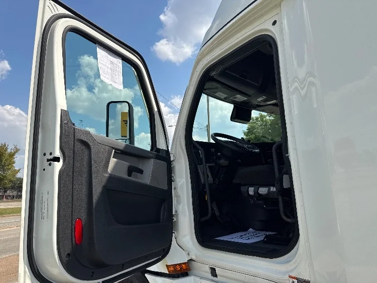 2022 Freightliner Cascadia - image 9