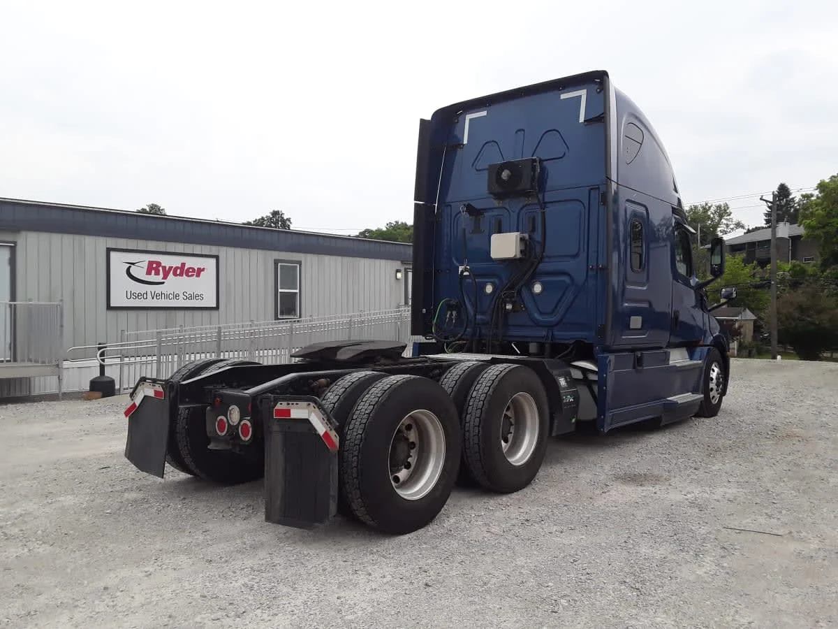 2020 Freightliner Cascadia in Pittsburgh, PA — photo 4