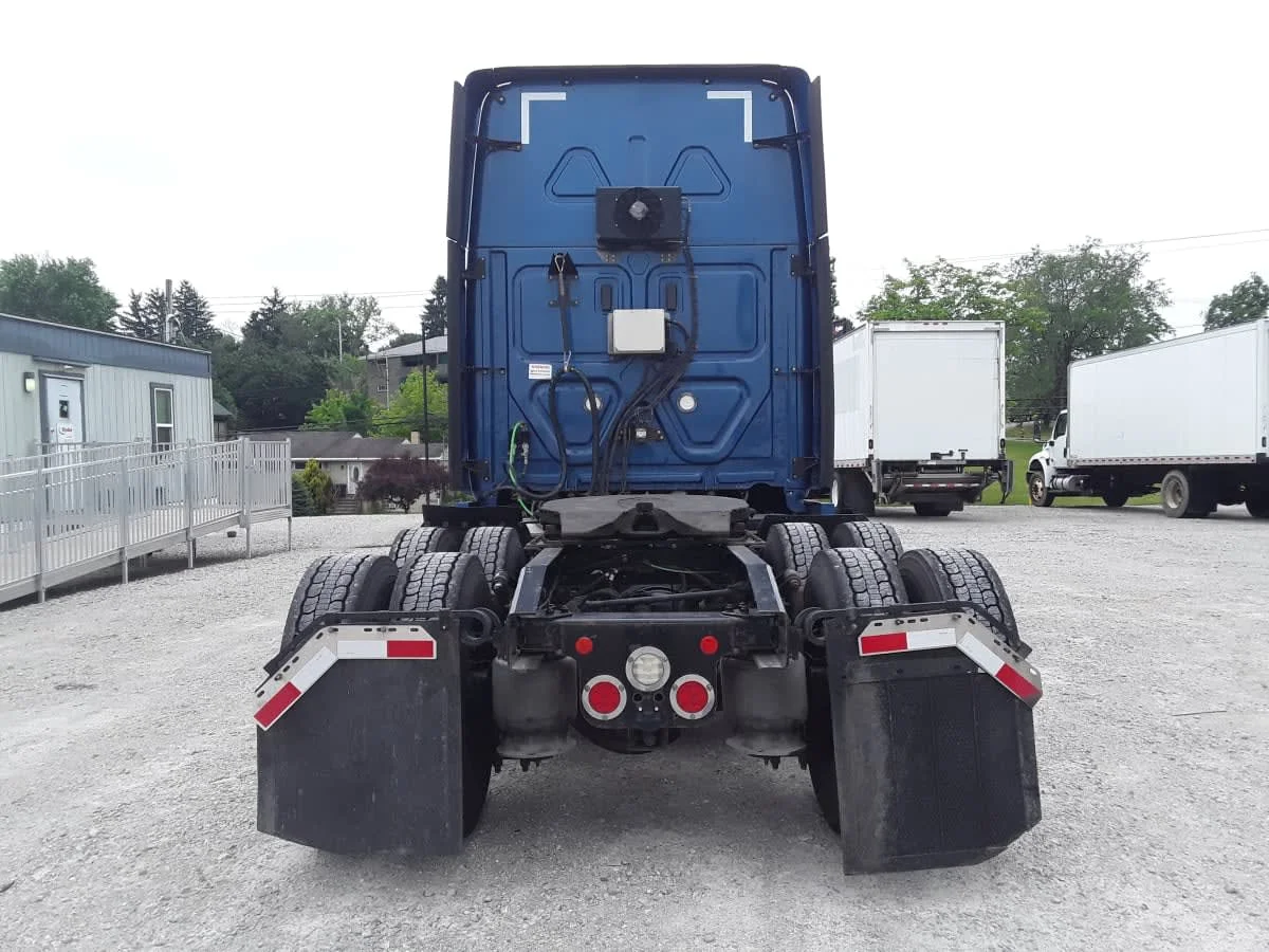 2020 Freightliner Cascadia in Pittsburgh, PA — photo 5