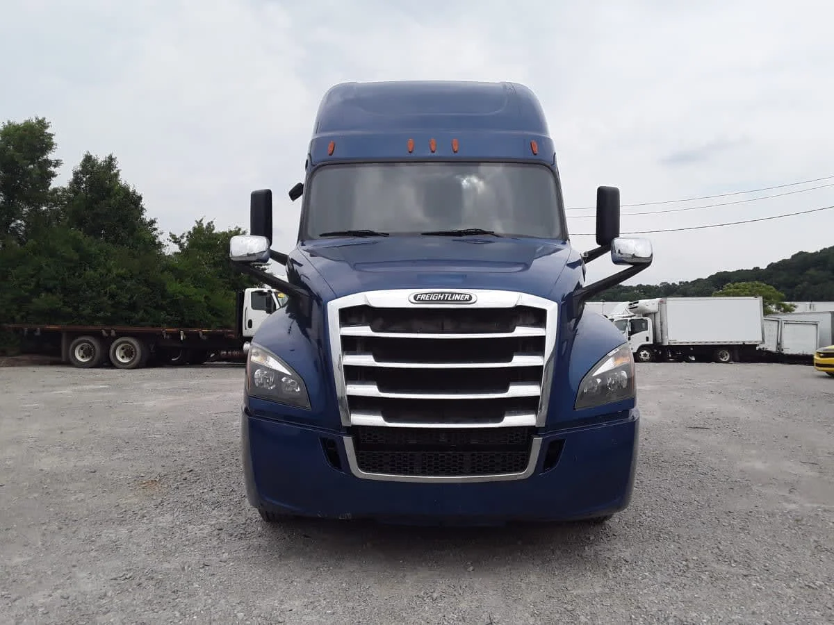 2020 Freightliner Cascadia in Pittsburgh, PA — photo 2