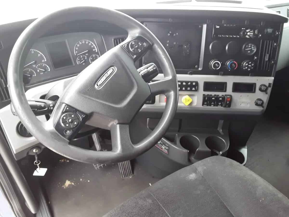 2020 Freightliner Cascadia in Pittsburgh, PA — photo 12