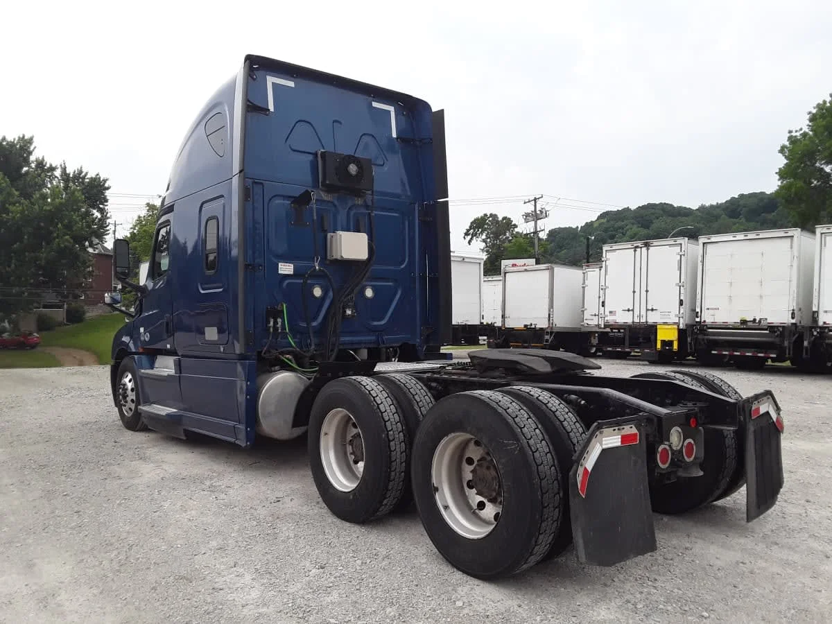 2020 Freightliner Cascadia in Pittsburgh, PA — photo 6